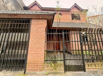 Casa de 4 ambientes, Morón · En Venta Chalet de 2 Plantas con Piscina en Haedo