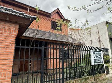 Casa de 4 ambientes, Morón · En Venta Chalet de 2 Plantas con Piscina en Haedo