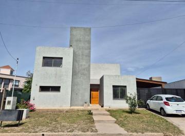 Casa de 6 ambientes, Malagueño · Casa 4 Dorm. - Tejas del Sur 3 - Lote de 720 m²