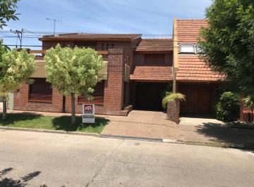 Casa · 300m² · 4 Dormitorios · 1 Cochera · Casa en Calle Ituzaingó, Luján