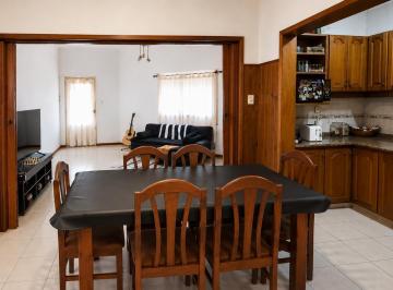 Casa · 144m² · 4 Ambientes · 2 Cocheras · Oportunidad Casa 3 Dorm con Quincho y Cochera Belgrano Rosario