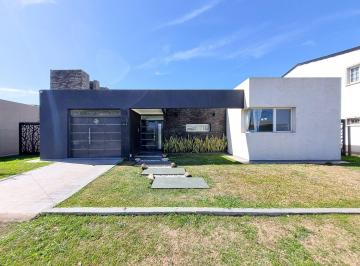 Casa · 158m² · 3 Ambientes · 4 Cocheras · Casa 3 Ambientes Barrio Acequias Roldan