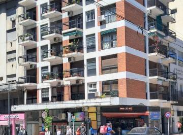 Departamento · 42m² · 2 Ambientes · Vendo Centro: 2 Amb. Frte. Balcón. Cocina y Baño. ¡Todo a Refaccionar!