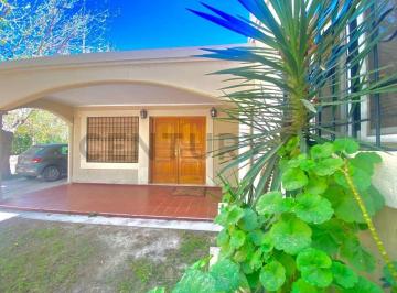 Casa · 250m² · 9 Ambientes · 3 Cocheras · Casa en Complejo Cerrado Bermejo Guaymallen