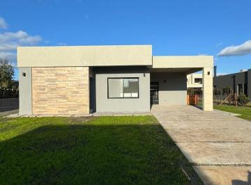 Casa · 219m² · 4 Ambientes · Casa 4amb C/ Pileta - Lagos de Canning 2 - Canning