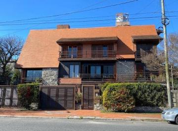 Casa · 767m² · 12 Ambientes · 5 Cocheras · Propiedad en Block en Divino Rostro