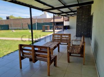 Casa · 145m² · 5 Ambientes · 4 Cocheras · Casa en Barrio Jardin Lomas de de Chacras - Salon Comercial