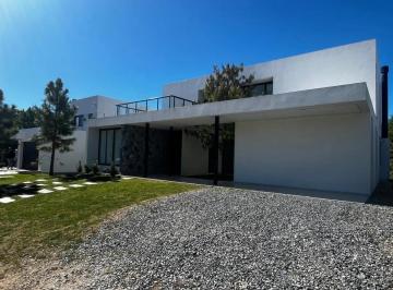 Casa · 258m² · 6 Ambientes · 1 Cochera · Casa Venta de 6 Ambientes con Vista a La Laguna - Barrio Ecuestre - Costa Esmeralda