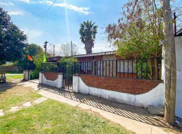 Casa · 139m² · 4 Ambientes · 1 Cochera · Venta | Permuta - Casa Al Frente 2 Dorm. con Local Comercial - Fisherton, Rosario.