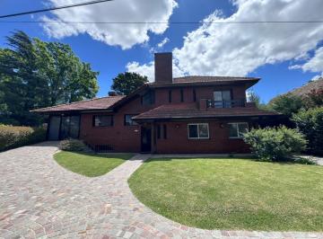 Casa · 270m² · 7 Ambientes · 2 Cocheras · Venta de Casa en Dos Plantas con Pileta en Lote de 1350 m² en Mapuche Country Club