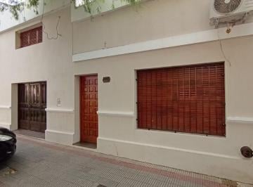 Casa · 147m² · 6 Ambientes · Casa en Venta en Calle Mendoza