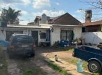 Casa · 70m² · 2 Ambientes · 2 Cocheras · Casa con Lote