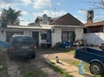 Casa · 70m² · 2 Ambientes · 2 Cocheras · Casa con Lote