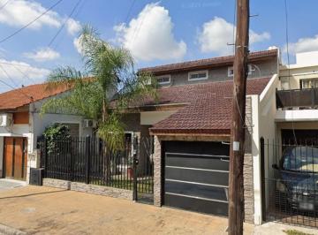 Casa · 200m² · 5 Ambientes · 2 Cocheras · Casa 5 Ambientes en Venta Ramos Mejía - Cochera y Pileta