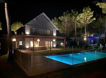 Casa · 327m² · 6 Ambientes · Casa de 5 Dorm. en La Herradura, Pinamar, Costa Atlántica