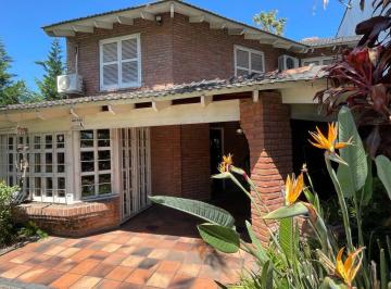 Casa · 116m² · 4 Ambientes · 3 Cocheras · Casa de 4 Ambientes con Parque y Pileta en Ituzaingó