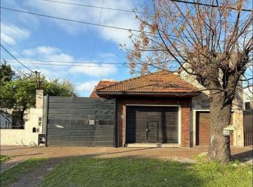Casa de 3 ambientes, Avellaneda · Casa con Local y Galpon Atras