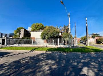 Bodega-Galpón · 300m² · Chalet en Esquina + Galpón (Uso Comercia o Industrial)