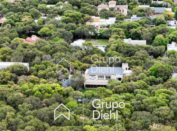 Casa · 980m² · 10 Ambientes · 8 Cocheras