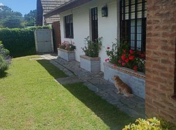 Casa · 131m² · 4 Ambientes · 2 Cocheras · Villa Gesell - Excelente Chalet 4 Amb con Cochera Doble, en Zona Residencial!