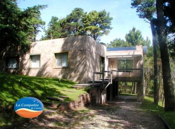 Casa · 218m² · 6 Ambientes · 1 Cochera · Cariló Cod 390 Alquiler