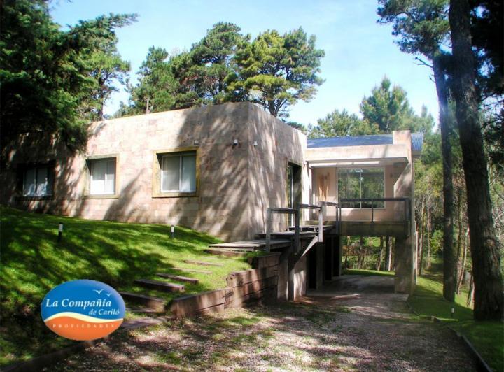 Casa · 218m² · 6 Ambientes · 1 Cochera