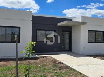 Casa · 178m² · 5 Ambientes · 2 Cocheras · Casa en Venta en Santa Elisa, Pilar del Este, Pilar