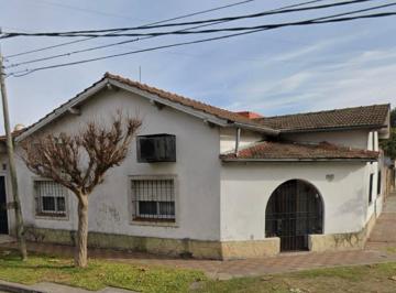 Casa · 150m² · 4 Ambientes · 1 Cochera · Casa en Esquina