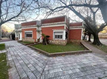 Casa · 173m² · 5 Ambientes · 1 Cochera · Venta de Casa 5 Ambientes Bernal Centro