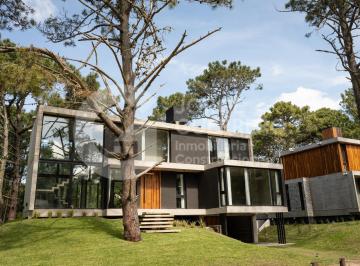 Casa · 329m² · 5 Ambientes · Casa en Carilo