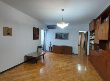 Departamento · 75m² · 3 Ambientes · 1 Cochera · 3 Amb. 2do Piso Luminoso, Muy Buen Estado!