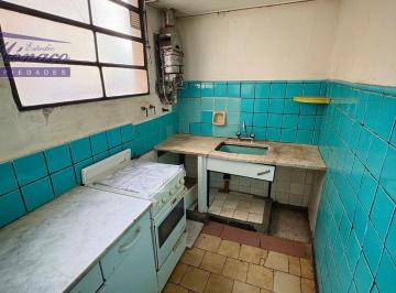Departamento · 52m² · 3 Ambientes · 3 Amb a Reciclar + Pequeño Altillo. Excelente Zona!