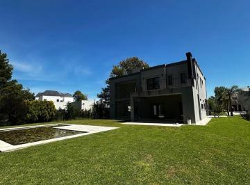 Casa · 230m² · 5 Ambientes · 2 Cocheras · Casa en Terralagos