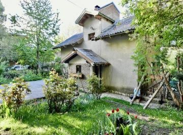 Casa · 160m² · Casa con Departamento con Vista Parcial Al Lago en Bariloche - Venta