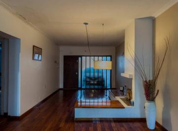 Casa · 164m² · 4 Ambientes · 2 Cocheras · Casa 3 Dorm. con Cochera en Venta. La Plata