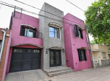Casa · 249m² · 4 Ambientes · 2 Cocheras · Importante Casa en Venta en El Centro de V. Tuerto