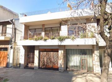 Casa · 230m² · 8 Ambientes · 1 Cochera · Importante Propiedad de Tres Plantas - Dos Plantas de Casa Mas Local en Pb