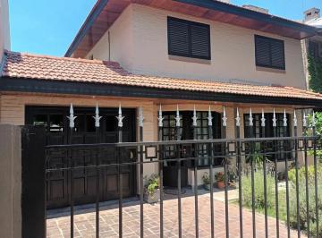 Casa · 255m² · 6 Ambientes · 3 Cocheras · Casa Tipo Chalet en Venta