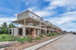Casa · 170m² · 4 Ambientes · 2 Cocheras · Town House El Olivar Barrio Privado