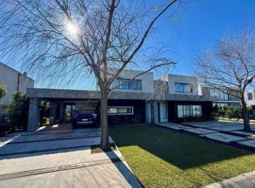 Casa · 386m² · 8 Ambientes · 2 Cocheras · Casa en Venta en San Benito, Villanueva, Tigre