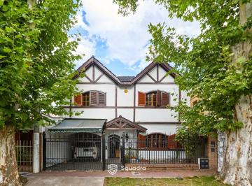 Casa · 195m² · 9 Ambientes · 1 Cochera · Venta | Permuta - Casa de 3 Dorm. con Jardín, y Cochera - Fisherton.