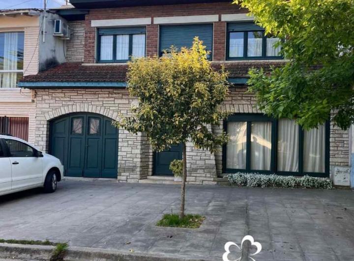 Casa · 360m² · 1 Ambiente · 2 Cocheras