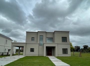 Casa · 245m² · 5 Ambientes · 1 Cochera · Excelente Casa a La Venta en Barrio Chateau Pilar