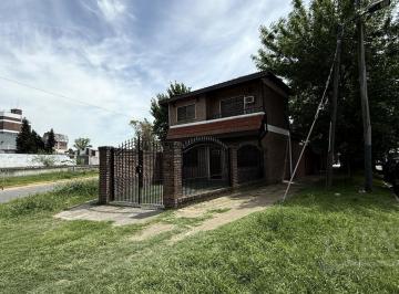 Casa · 139m² · 5 Ambientes · 4 Cocheras · Casa en Lomas de Zamora Oeste