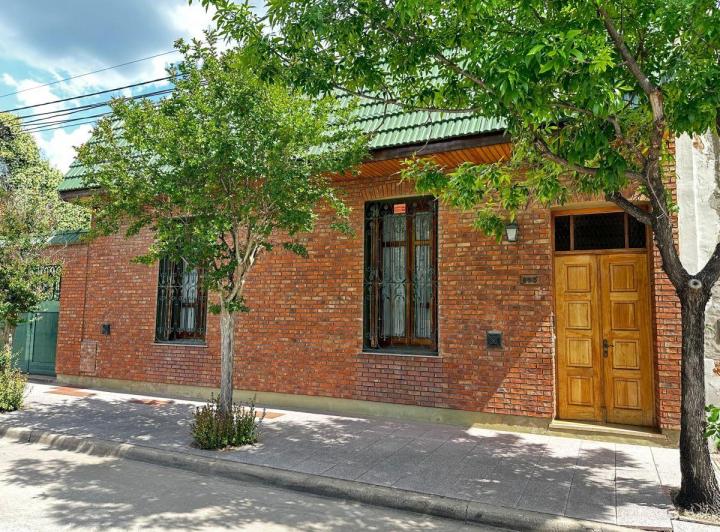 Casa · 233m² · 5 Ambientes · 2 Cocheras