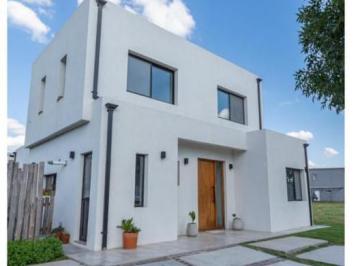 Casa · 208m² · 5 Ambientes · 2 Cocheras · Casa en Santo Tomás