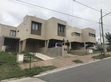 Casa · 130m² · 5 Ambientes · 1 Cochera · Venta Duplex Lomas del Chateau 2 Dorm Cochera Patio Escritura