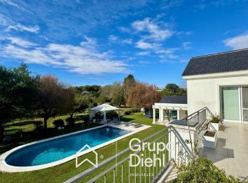 Casa · 790m² · 9 Ambientes · 4 Cocheras · Casa 5 Dorm. con Fondo a Espacio Verde Lote Central 3.000 m² en Venta en El Bosque, Zona Norte