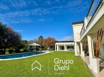 Casa · 790m² · 5 Dormitorios · 4 Cocheras · Casa 5 Dorm. con Fondo a Espacio Verde Lote Central 3.000 m² en Venta en El Bosque, Zona Norte