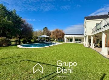 Casa · 790m² · 5 Dormitorios · 4 Cocheras · Casa 5 Dorm. con Fondo a Espacio Verde Lote Central 3.000 m² en Venta en El Bosque, Zona Norte
